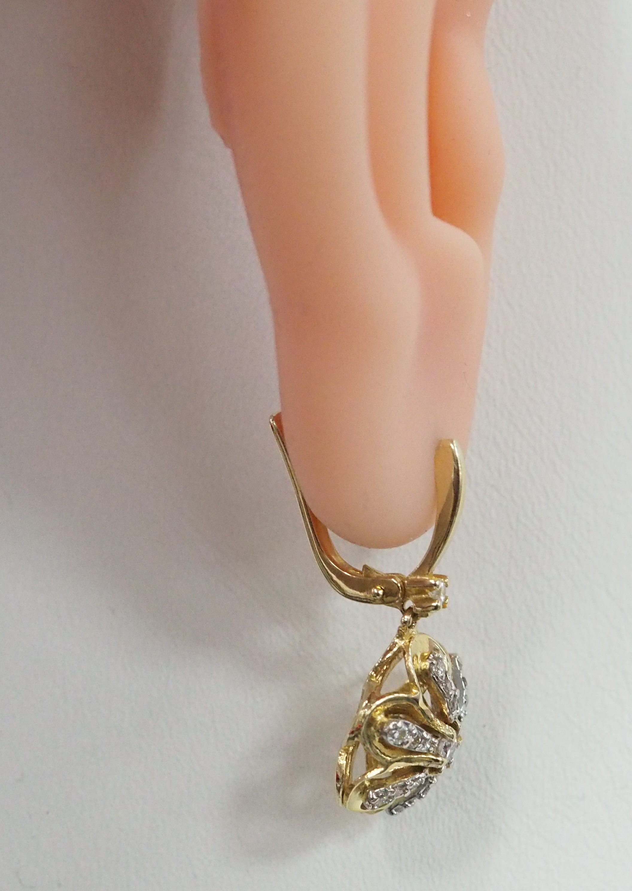 Серьги из комбинированного золота с бриллиантами "Цветы"